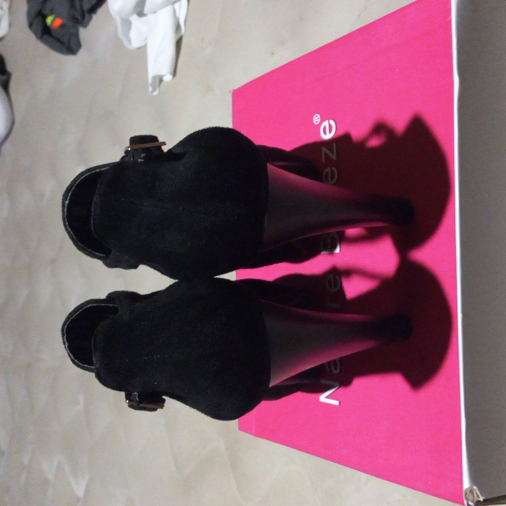 Shoes. - Picture 9 of 10